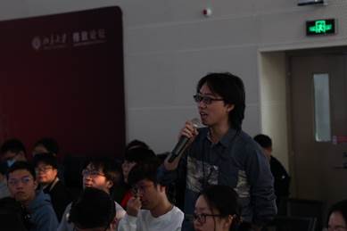 一群人在台上拿着麥克風描述已自動生成